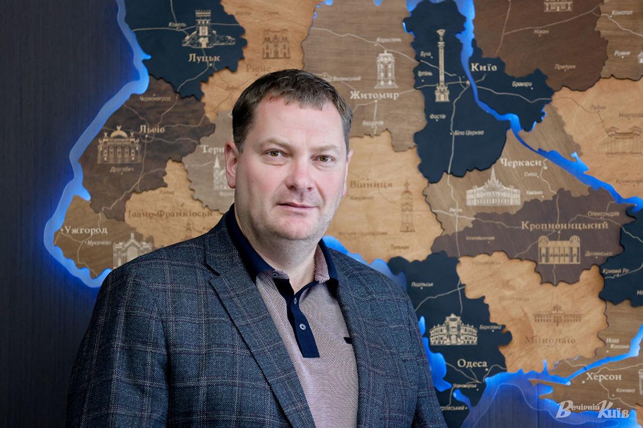 Київський чиновник Руслан Кандибор під час війни купує дорогі авто та дарує доньці тисячі доларів