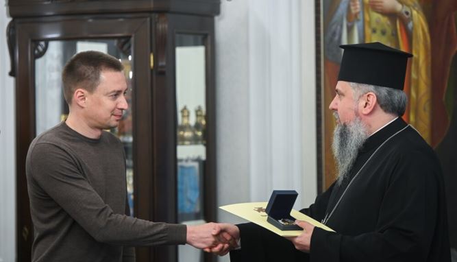 Счастливый коррупционер получает церковное отличие от Митрополита Эпифания
