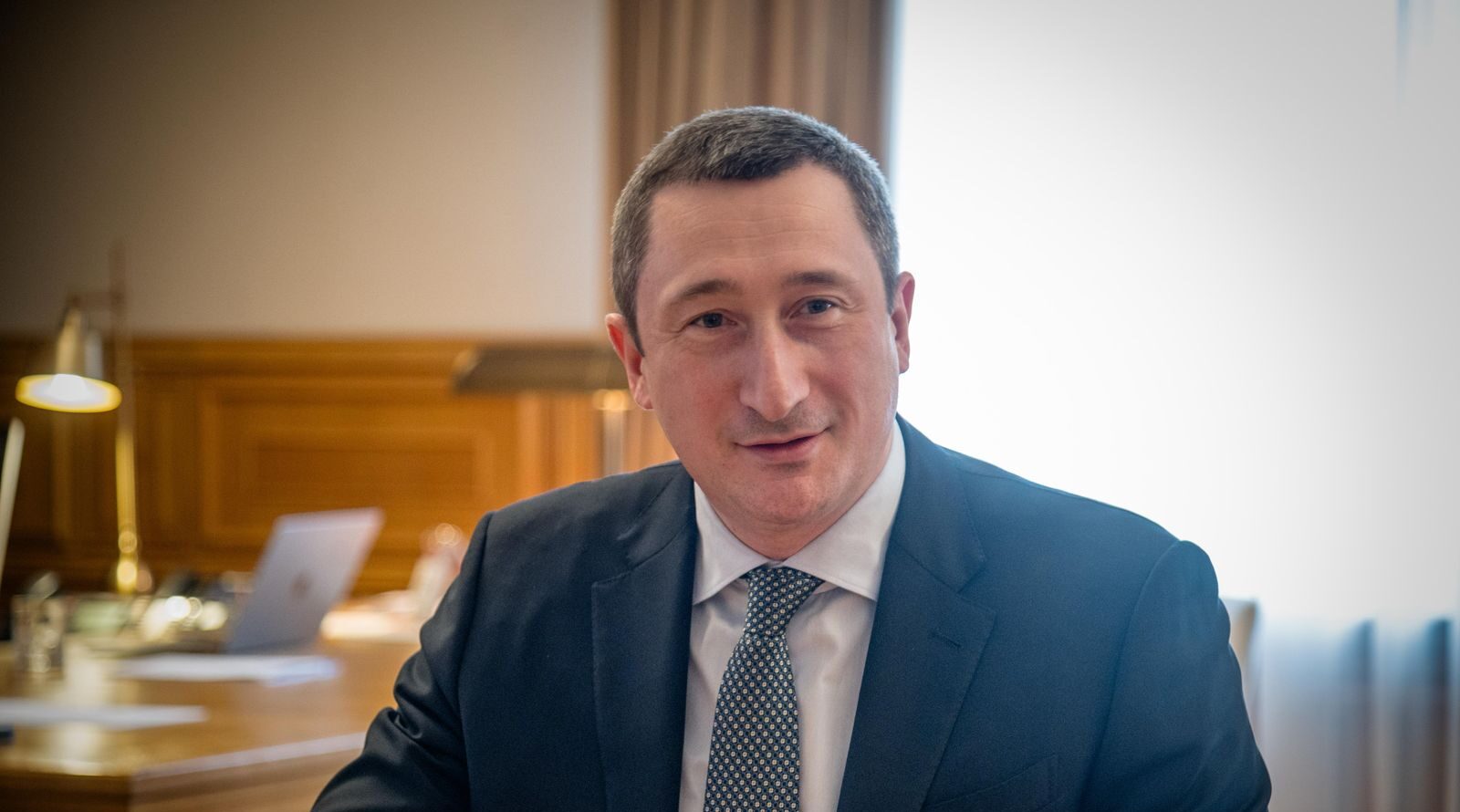 Олексій Чернишов не повернуся із-за кордону на власний форум у Києві. Тим часом НАБУ затримує його соратників