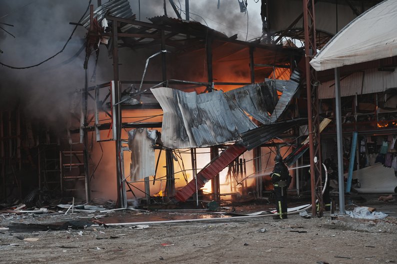 У Харкові російські дрони знищили частину ринку "Барабашово" - фото, відео