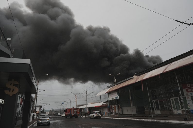 У Харкові російські дрони знищили частину ринку "Барабашово" - фото, відео