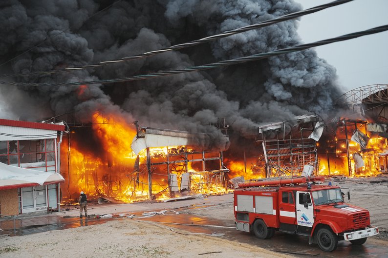 У Харкові російські дрони знищили частину ринку "Барабашово" - фото, відео