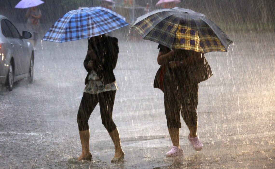 В Україну йде новий атмосферний фронт: дощі, вітер і холод без потепління