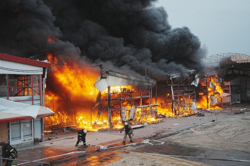 У Харкові російські дрони знищили частину ринку "Барабашово" - фото, відео