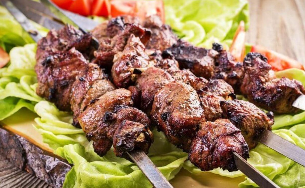 Топ-5 рецептов шашлыка: простые маринады, которые сделают мясо сочным и ароматным