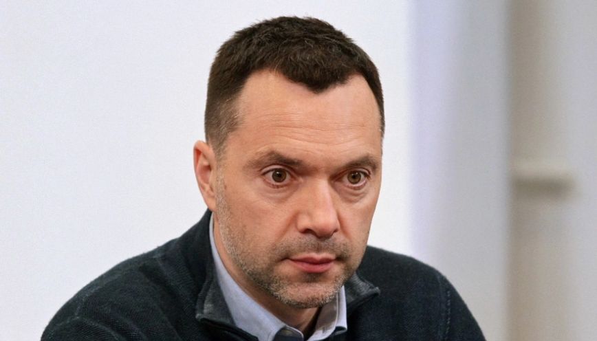 Арестович може втратити до $15 750 щомісяця через санкції та блокування YouTube в Україні