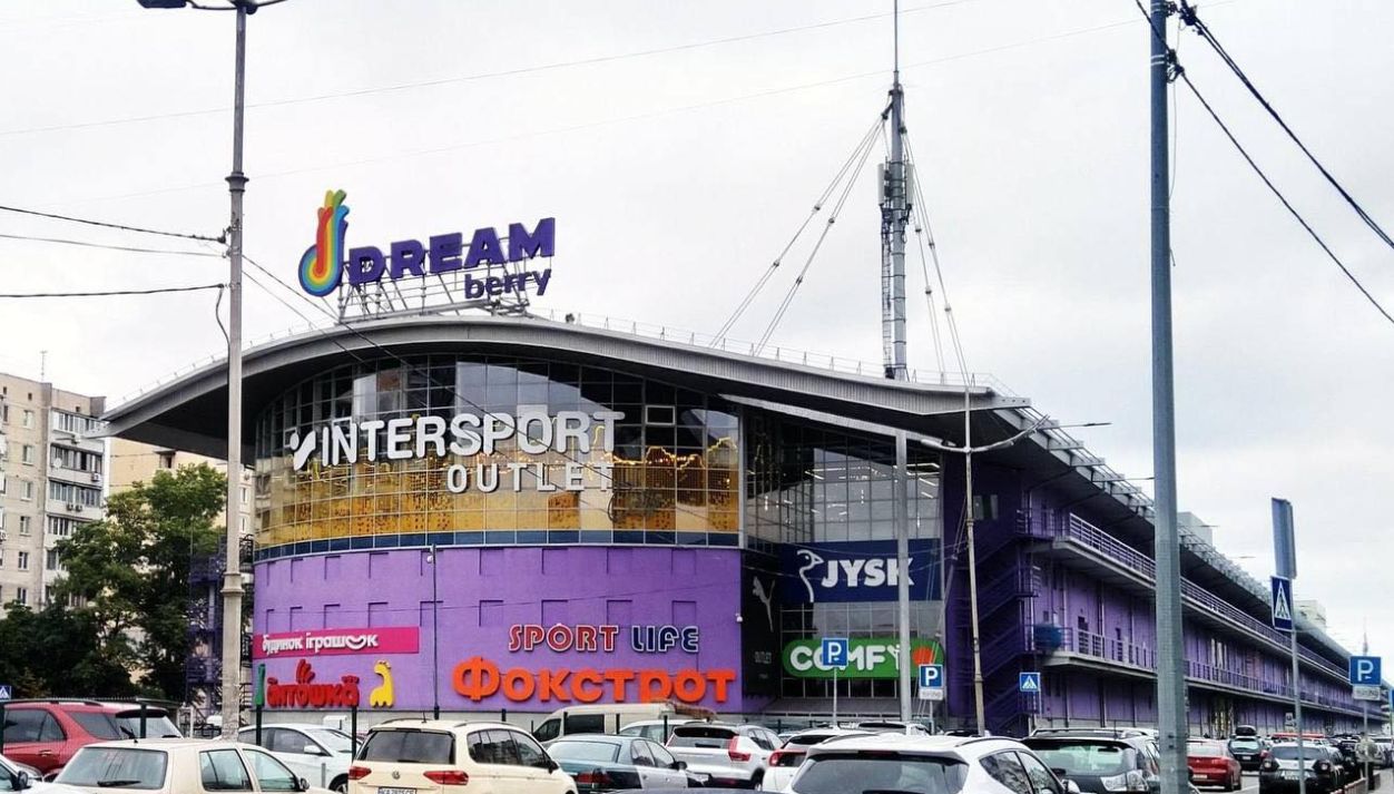 ТРЦ Dream Town пошкоджено внаслідок атаки дронів в Києві: що відомо