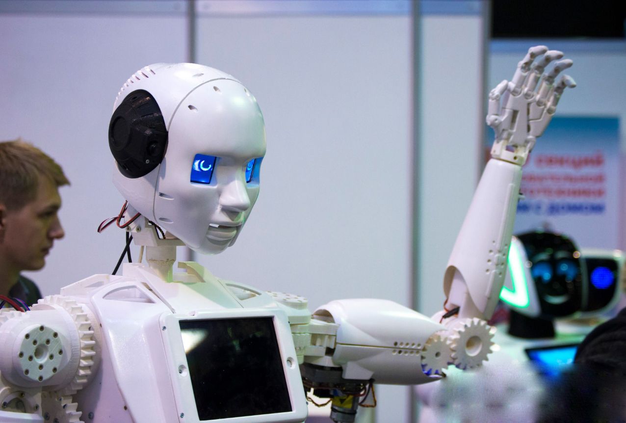 В Китае во время демонстрации робот-гуманоид напал на инженера: в чем причина
