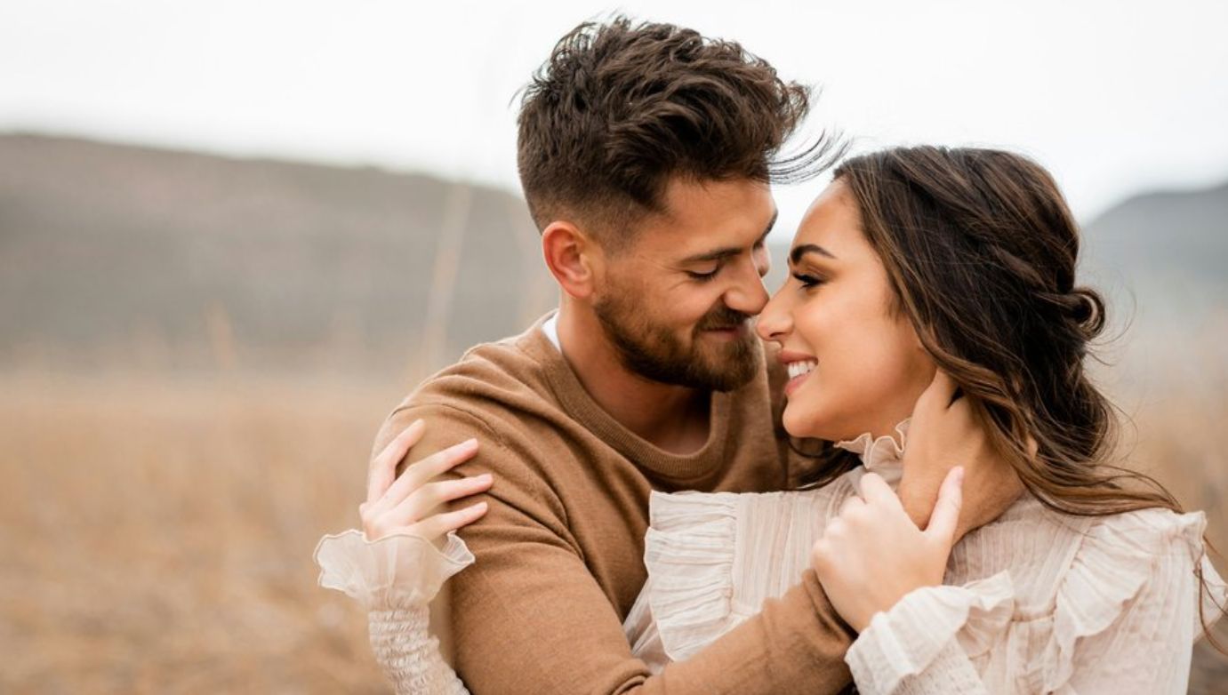 Астрологический прогноз любви на май: ключевые даты, аспекты планет и влияние на знаки.