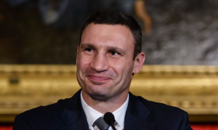 Кличко публічно став на захист Поворозника та посадовців КМДА після скандалу через вечерю в День жалоби