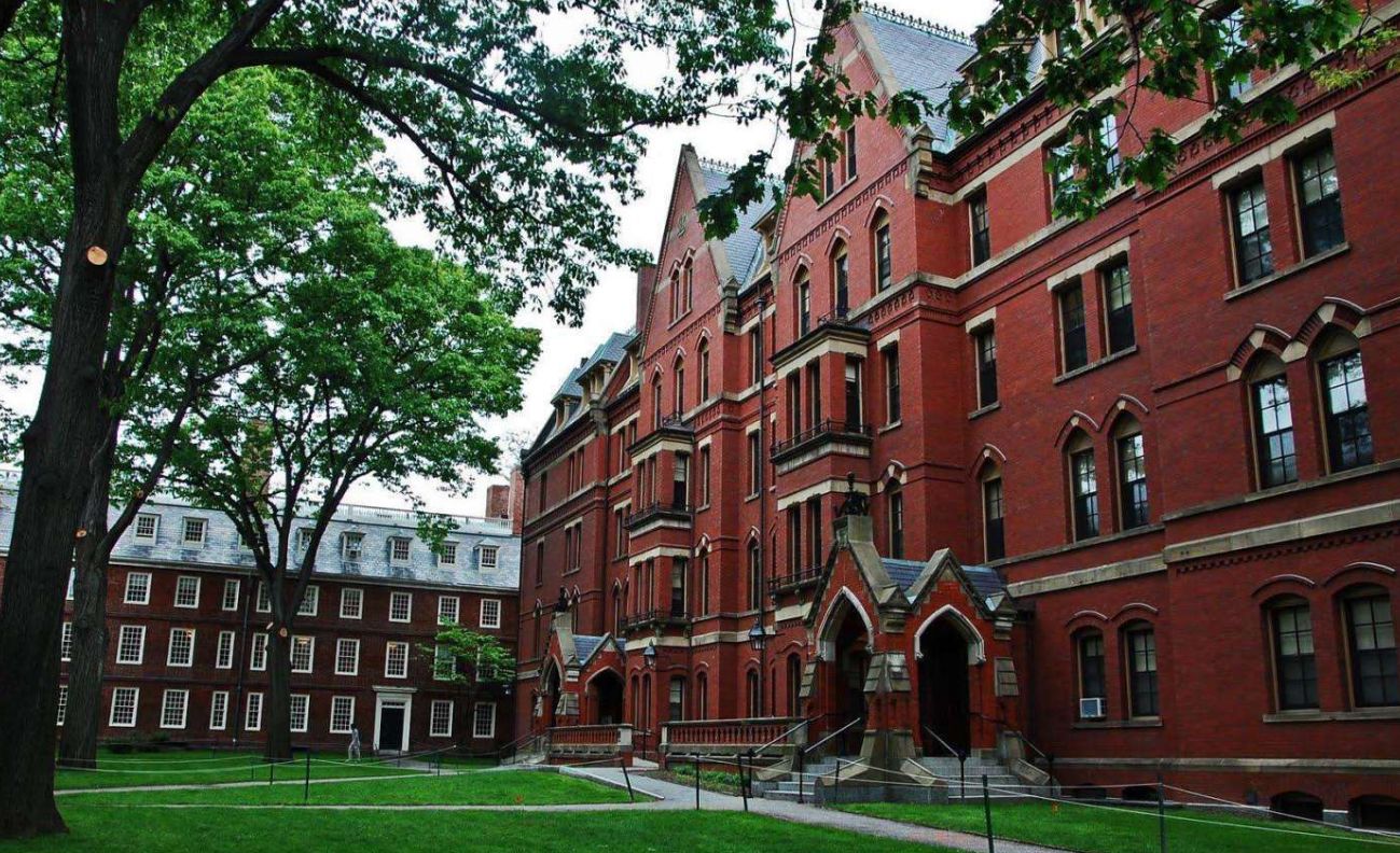 Гарвардский университет подал в суд на администрацию Дональда Трампа из-за запрета обучения иностранцев