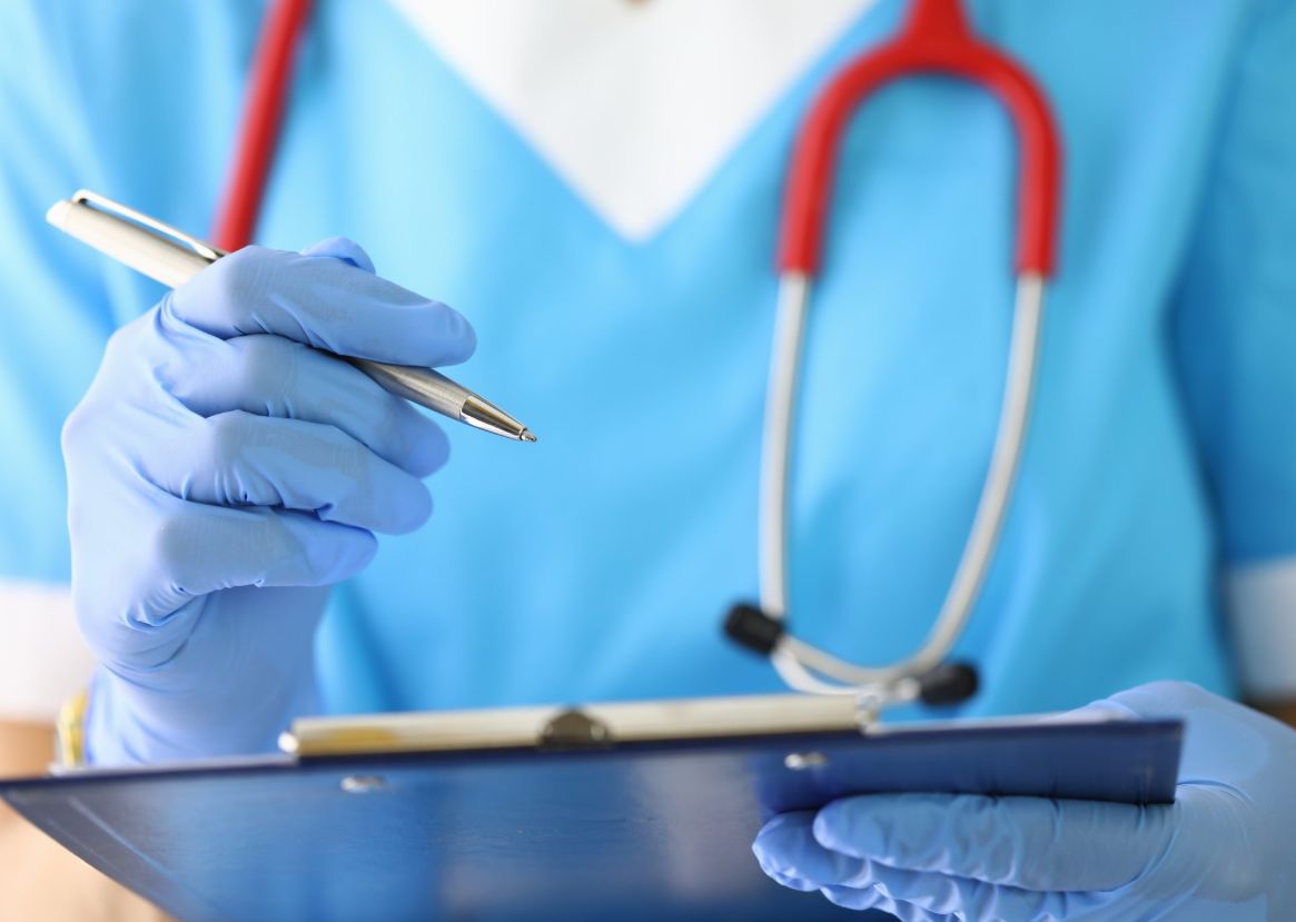 Кабмін запровадив виплату в 200 тис. грн для медиків, які працюватимуть у селах або прифронтових зонах