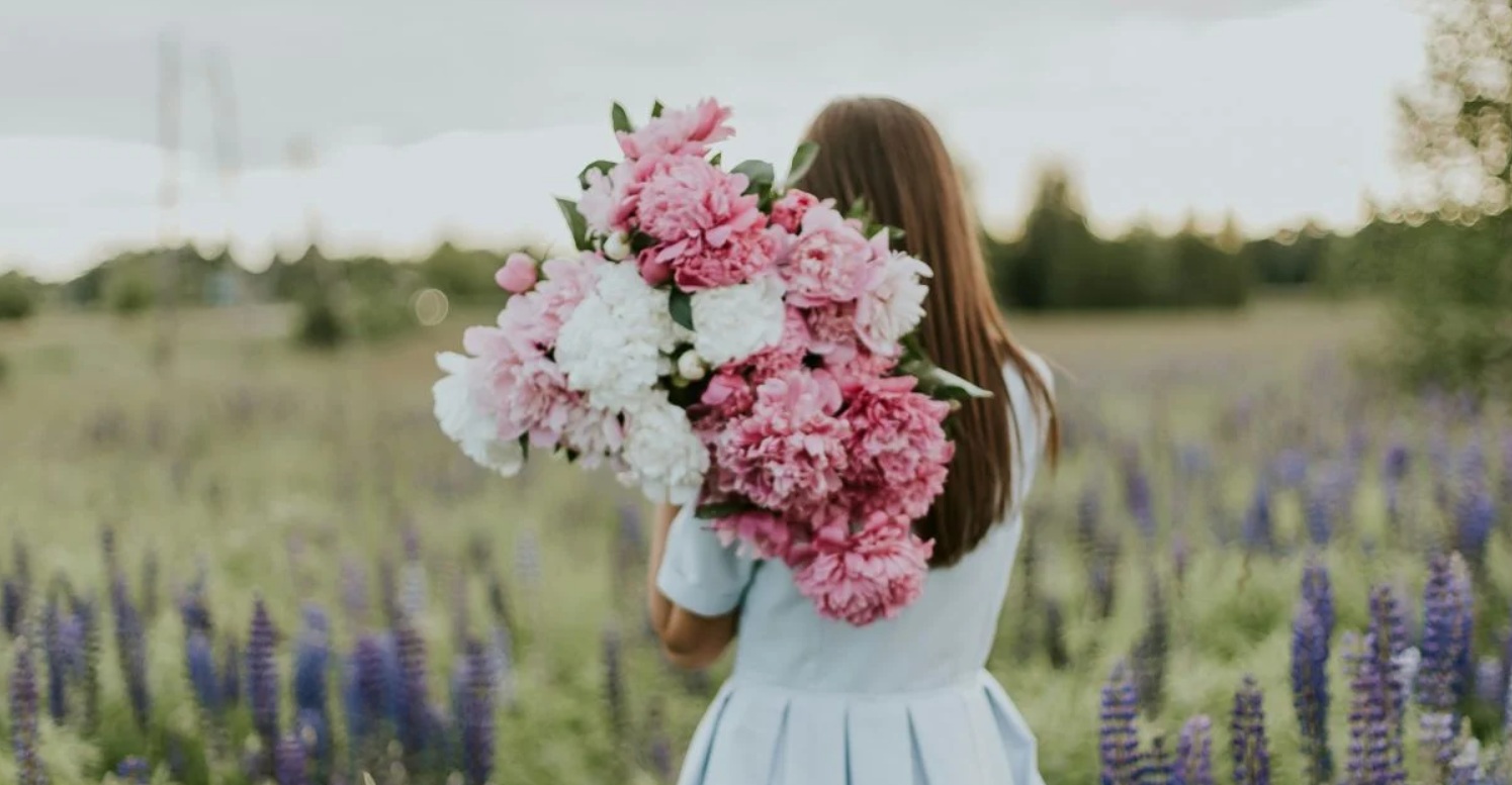 Чиї іменини 7 травня: привітання своїми словами та красиві листівки