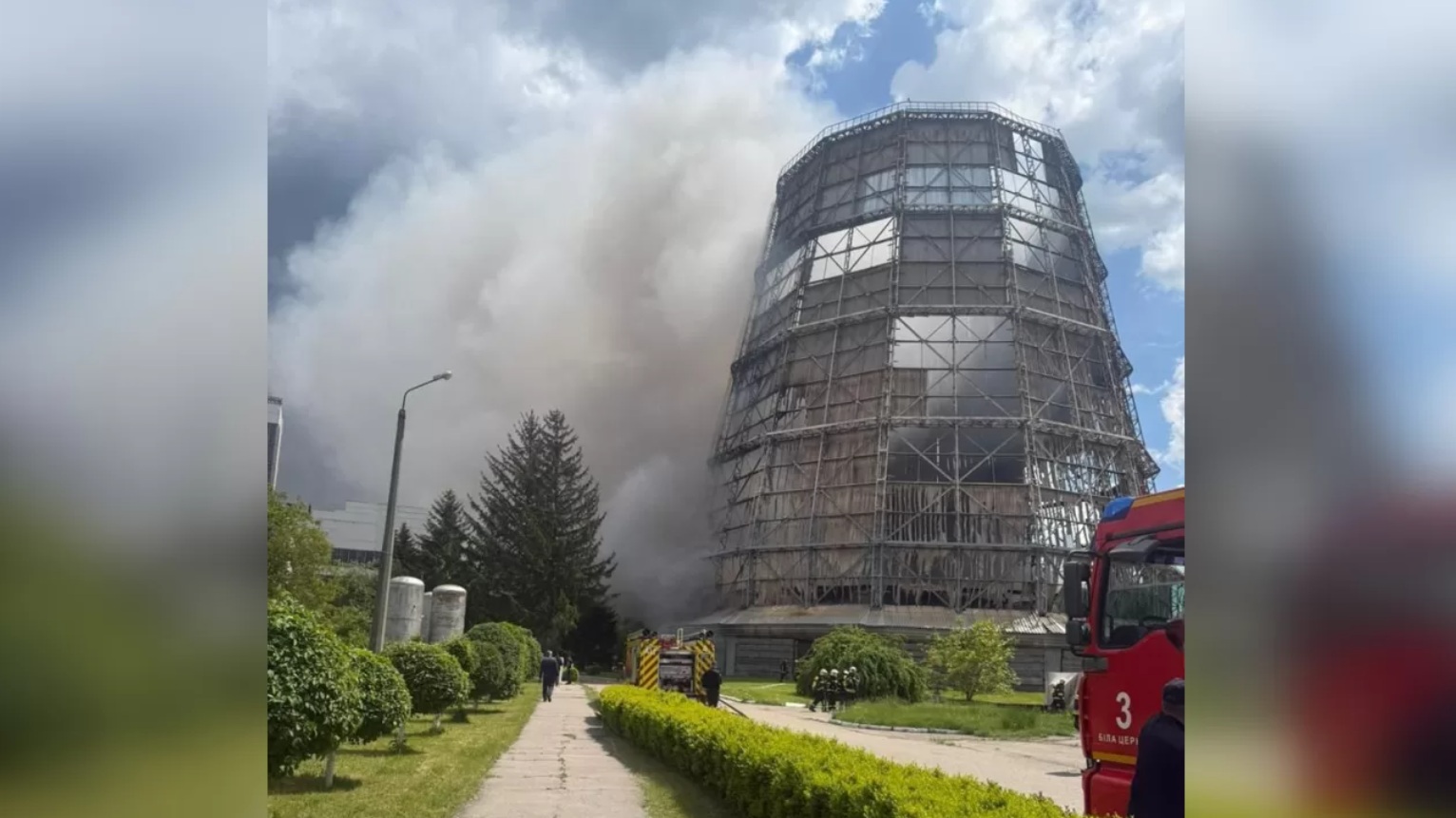 Пожар на Белоцерковской ТЭЦ: погибли два человека, огонь охватил градирню