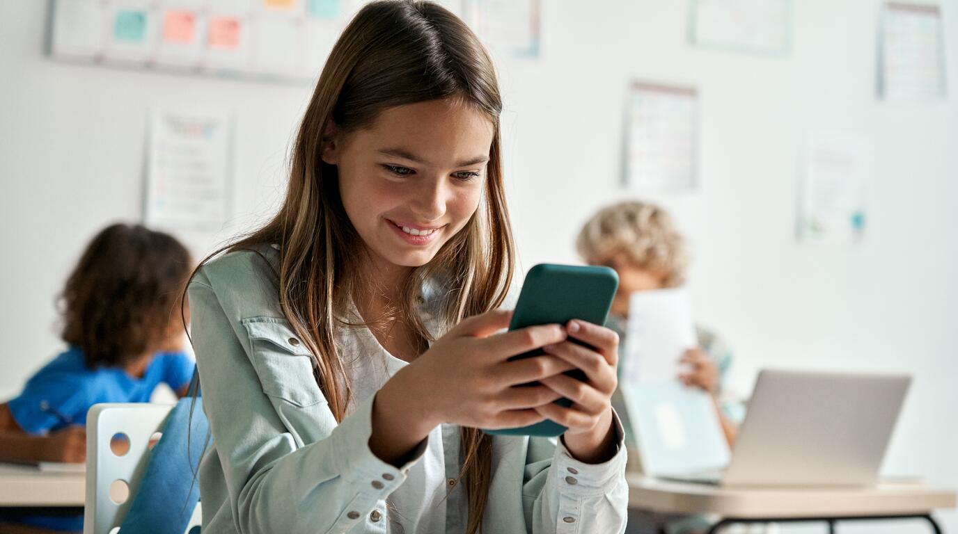 Чи заборонять смартфони в українських школах: що каже освітній омбудсмен Лещик