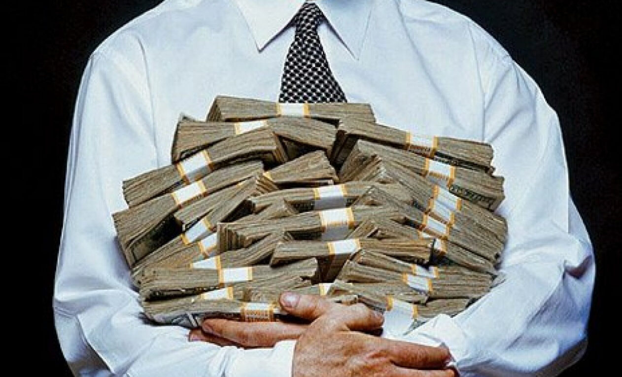 Зеленський підписав закон про нову систему зарплат для держслужбовців: що зміниться з 2025 року