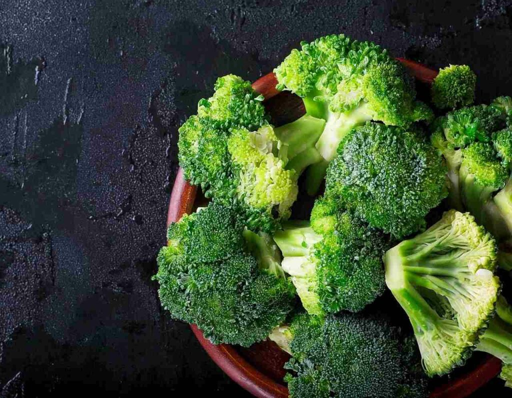 Брокколи против апельсинов: где действительно больше витамина C и почему этот овощ — суперфуд