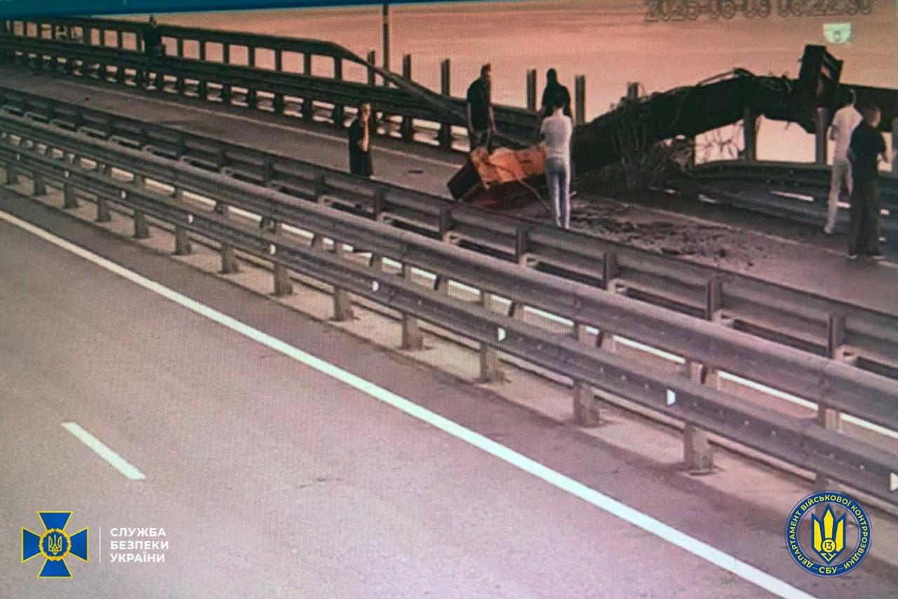 "Фактически мост в аварийном состоянии": Украинцы в третий раз взорвали Крымский мост (видео)