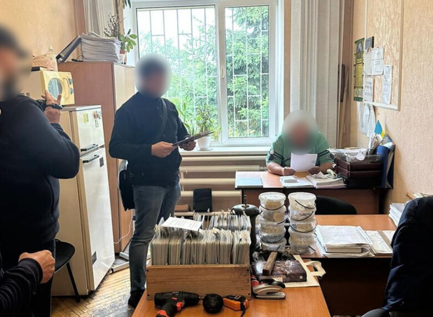 Фіктивні прибиральники та мільйони готівкою: у Києві викрили схему розкрадання 21 млн грн з бюджету