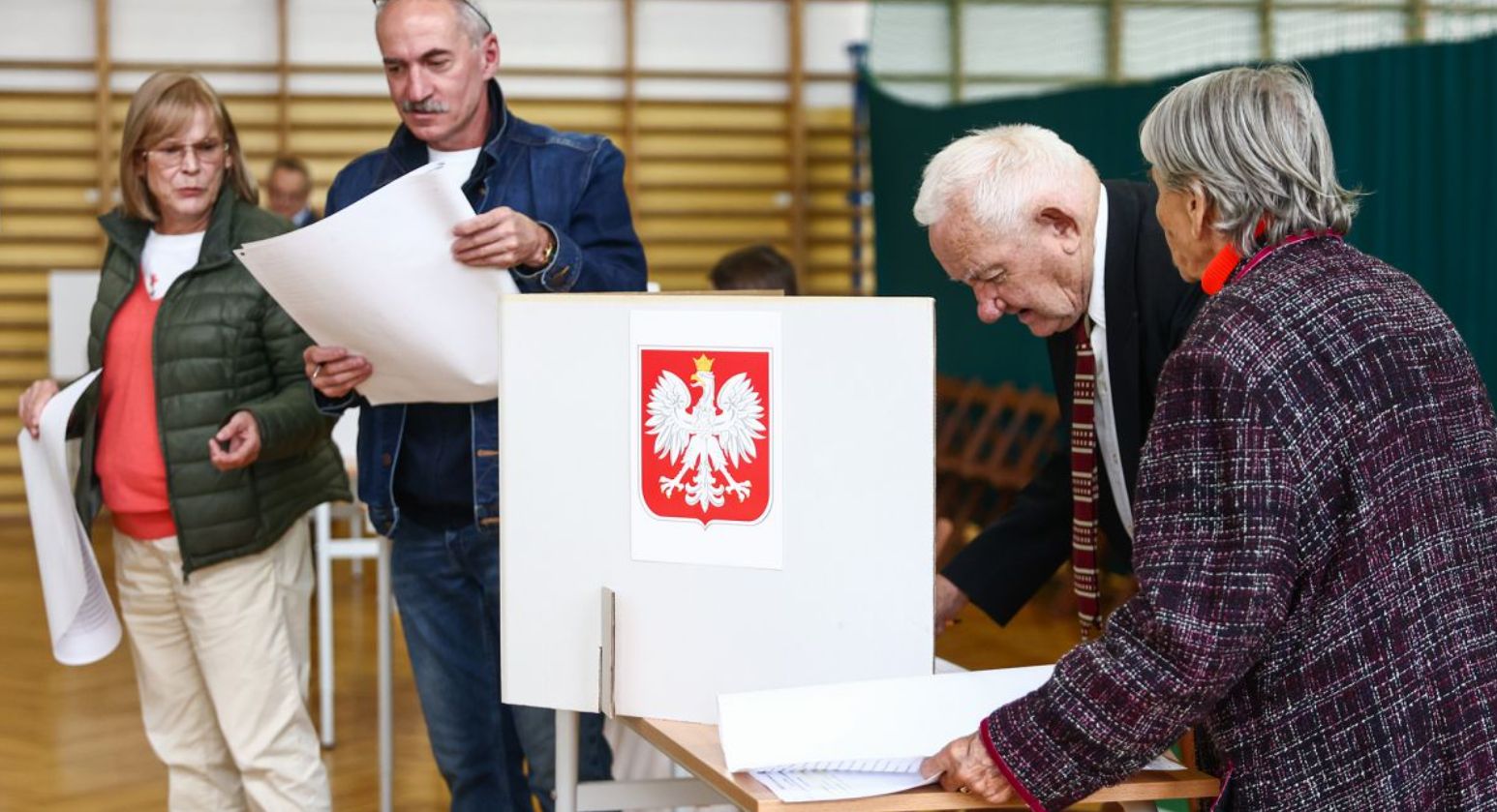 Рафал Тшасковский и Кароль Навроцкий соревнуются во втором туре президентских выборов в Польше