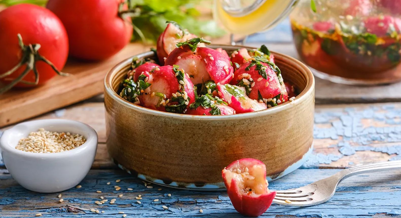 Битая редиска - популярная маринованная закуска с укропом и чесноком