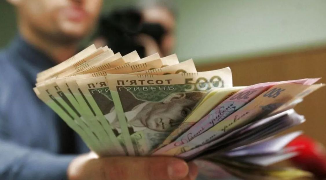 Середня зарплата в Україні зросла на 24% за рік: хто заробляє найбільше