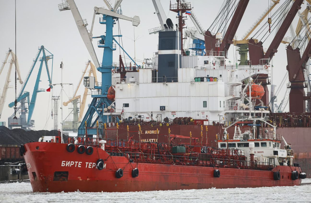 ЄС відклав зниження стелі цін на російську нафту через загострення на Близькому Сході