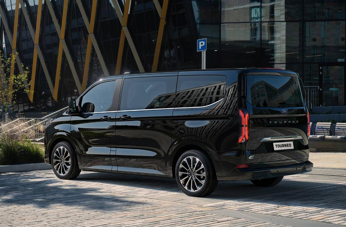 «Укргидроэнерго» покупает минивэн Ford за 2,8 млн без конкуренции: что известно о поставщике