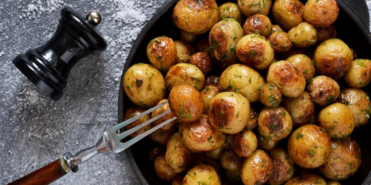 Как приготовить молодой картофель, как в ресторане: пошаговый рецепт с ароматной зеленью и специями