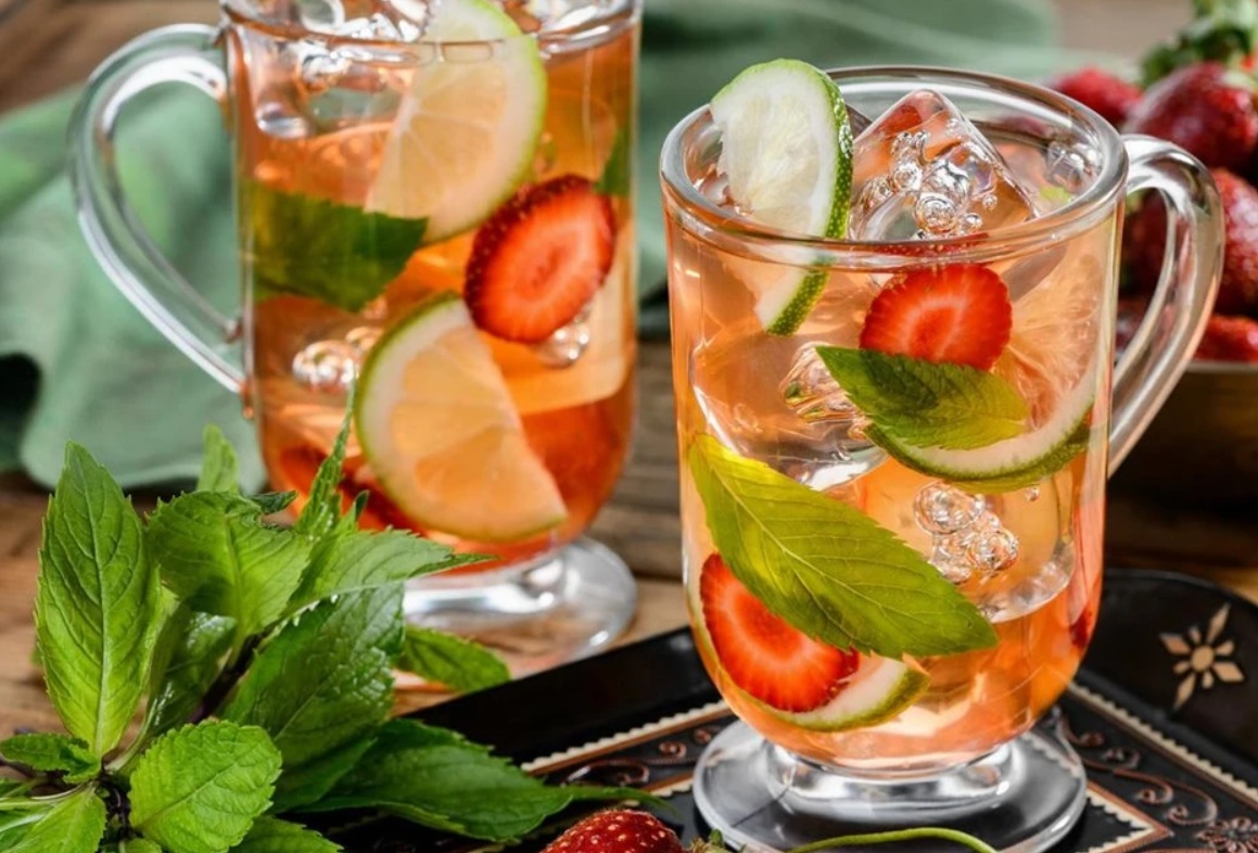 10 лучших рецептов освежающих летних напитков: легко, вкусно и полезно