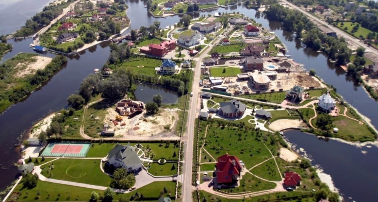 В Конча-Заспе база отдыха таможенников превратилась в коттеджный городок для "избранных" чиновников