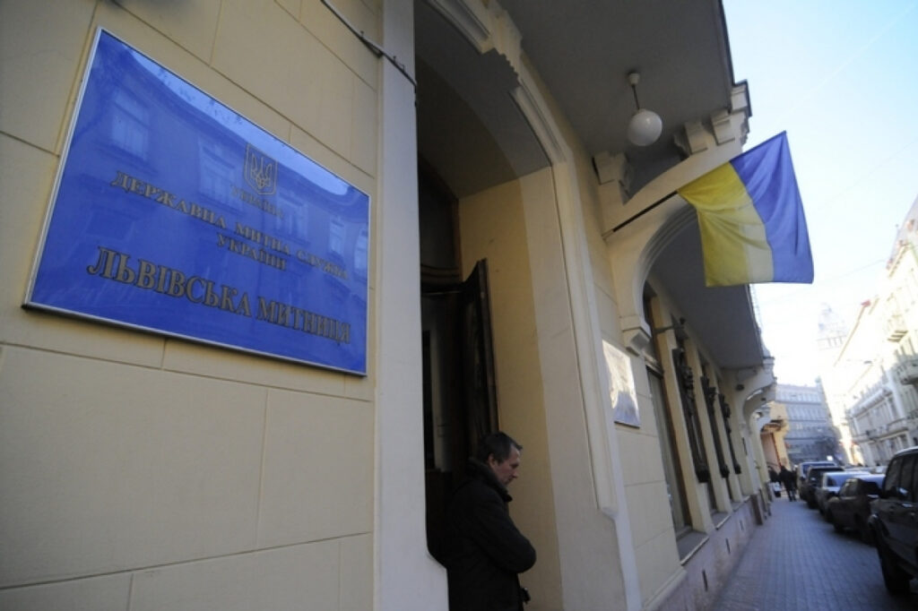 Обшуки у начальника Львівської митниці Андрія Кузніка: чиновників підозрюють у системному хабарництві під час розмитнення авто