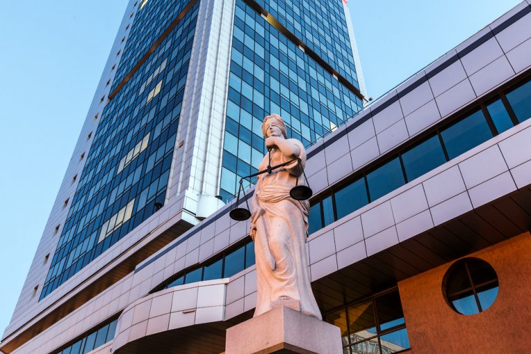 Суддя Мельник зірвав засідання у справі екскомбрига Рюмшина: звинувачення в упередженості та зв'язках із Портновим