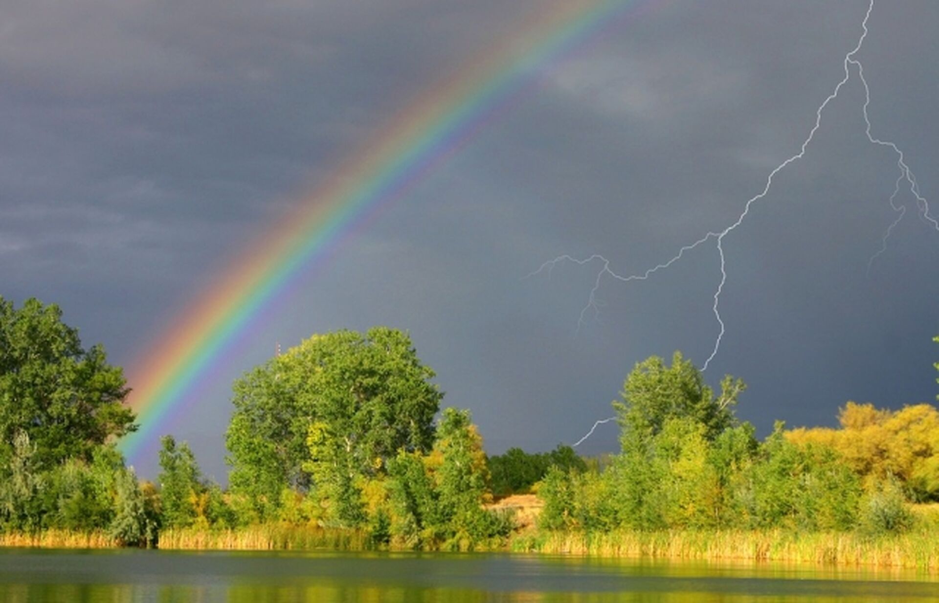 На півдні — спека, на заході — дощі: синоптики попереджають про різку зміну погоди в Україні 26–28 липня