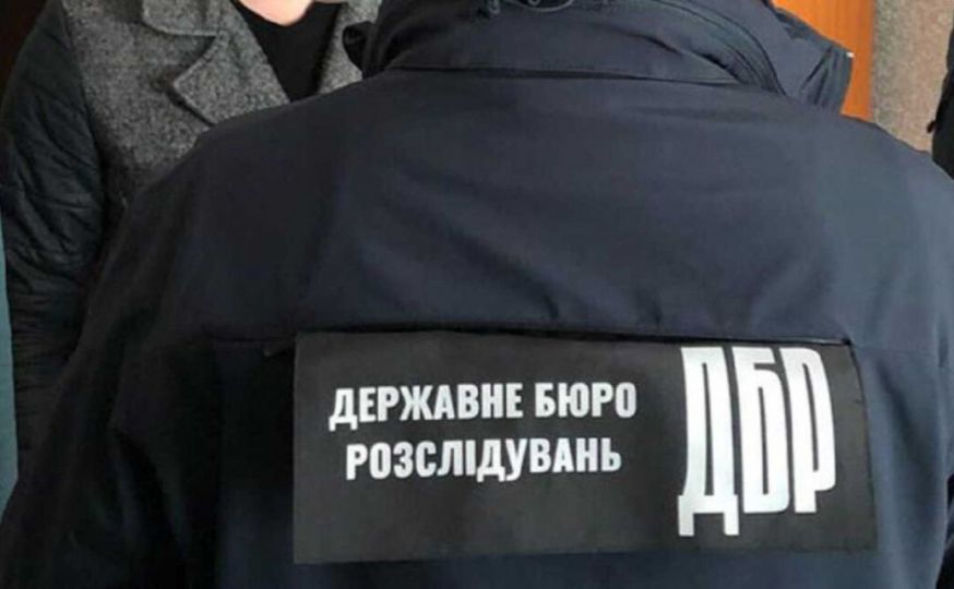 ДБР увірвалося з обшуками до квартири загиблого льотчика «Джуса», його мати потрапила в лікарню