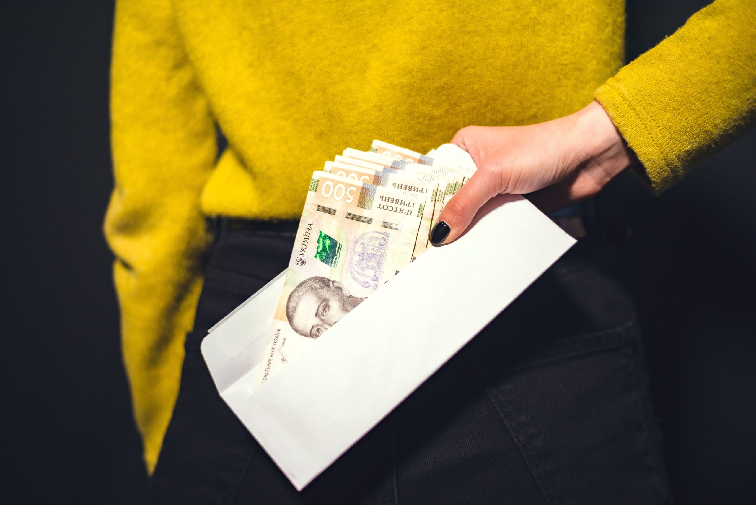 Чиновникам підвищать зарплати — прожитковий мінімум більше не рахується