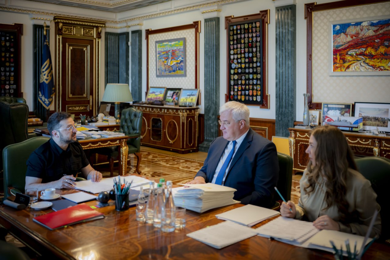 Зеленський призначив 16 нових послів України: повний список і міжнародні представництва