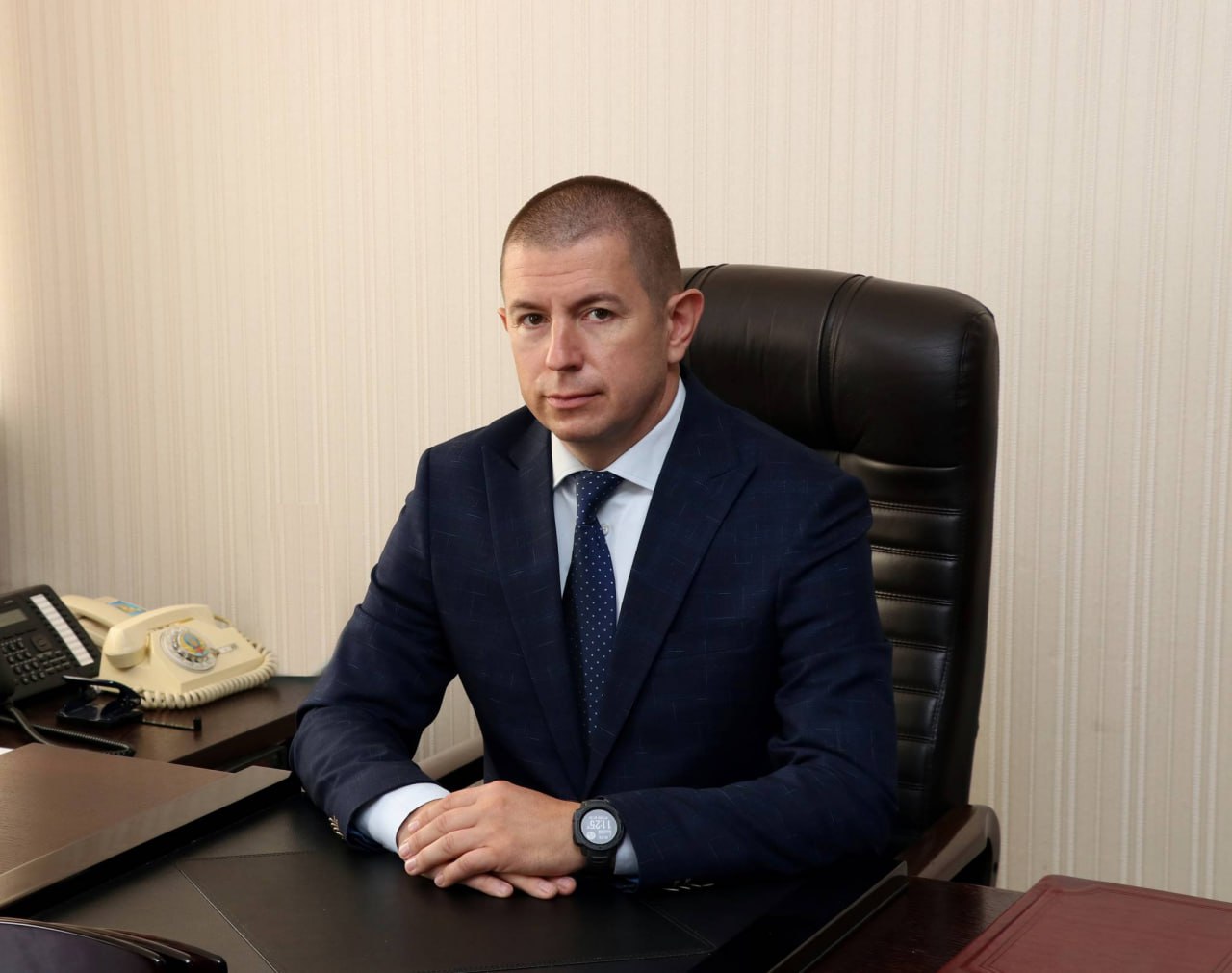 Прокурор Петро Черний декларує майно безробітної дружини: Tesla, нерухомість і готівка в доларах