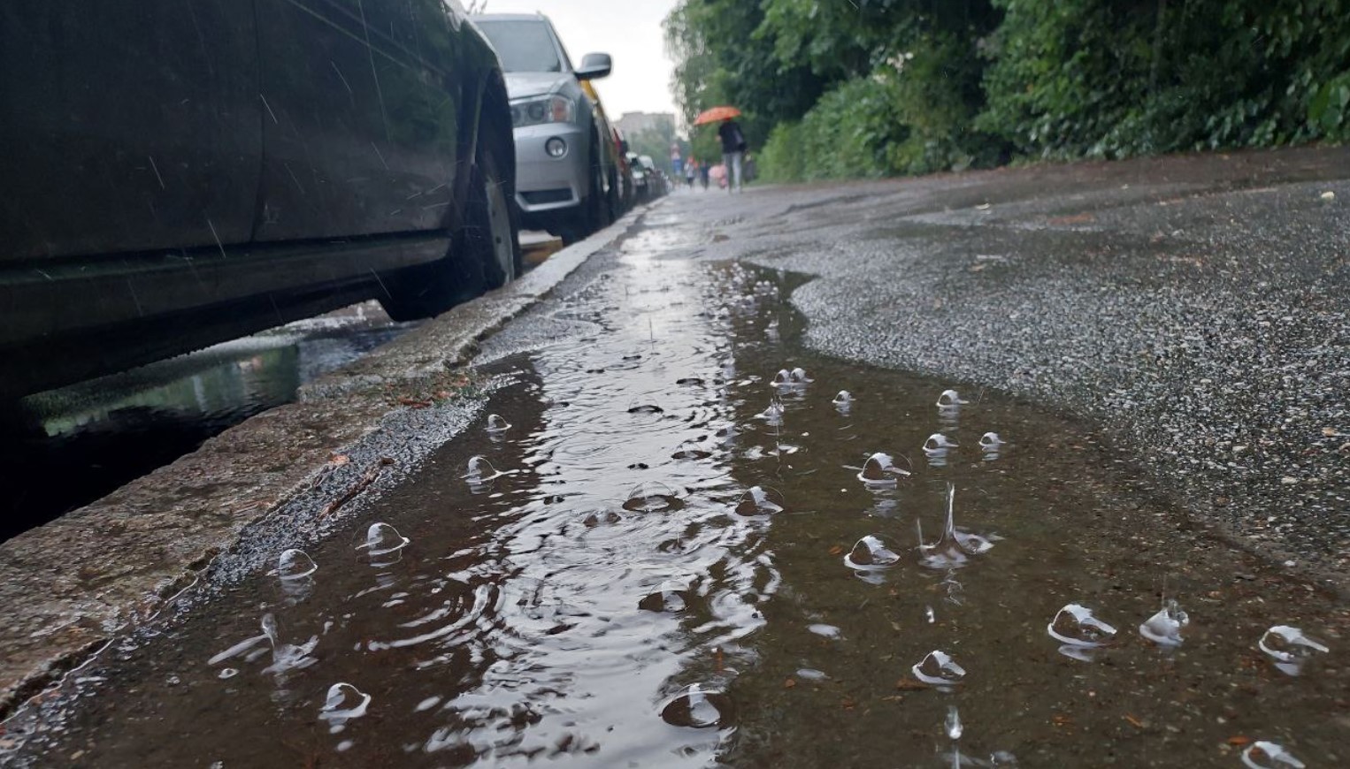 Найпрохолодніший день тижня: синоптики попередили про різке похолодання та зливи