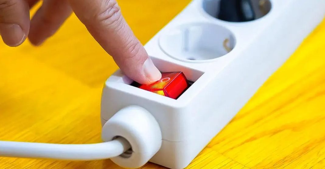 Три прибора, которые следует выключать из розетки, чтобы сэкономить электроэнергию