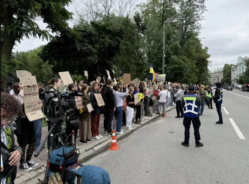 Під Радою мітингують за незалежність НАБУ і САП: протестувальники вимагають ухвалення законопроєкту №13533