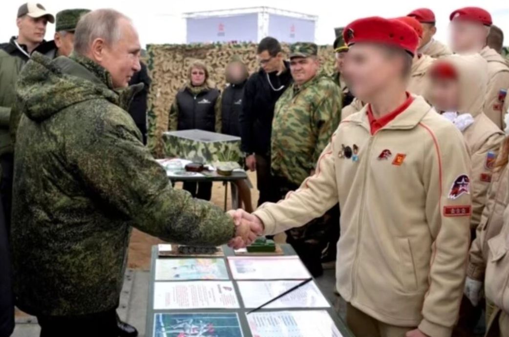 Володимир Путін відправляє викрадених українських дітей воювати — The Times