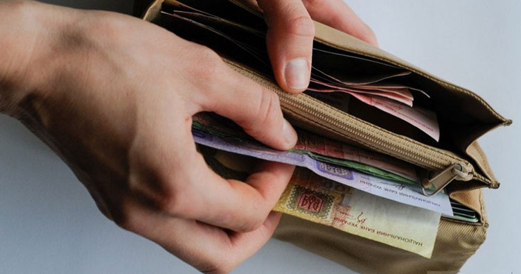 Середня зарплата в Україні у липні знизилась майже на 2 тисячі гривень — дані ПФУ