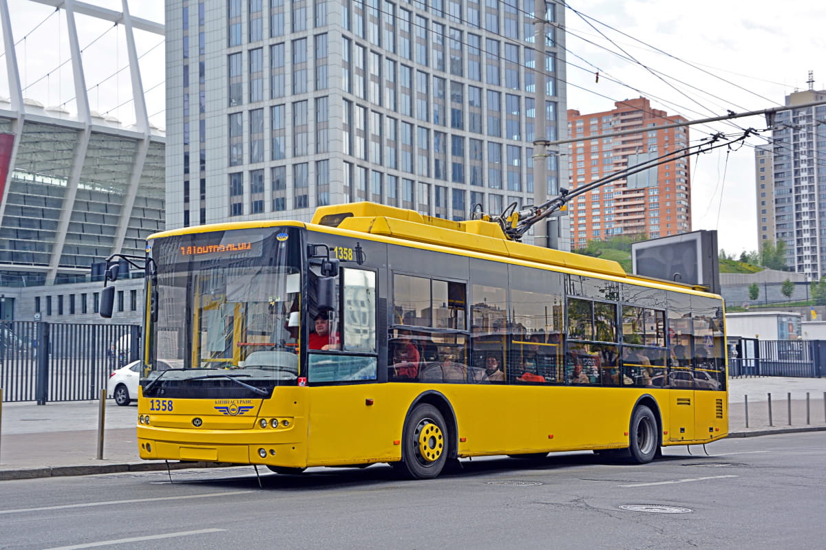 В Киеве после обстрела изменено движение более 20 маршрутов транспорта