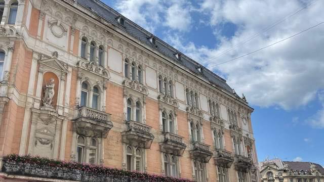 Олигарх получил штраф на 170 тыс. грн из-за запущеннного фасада гостиницы во Львове