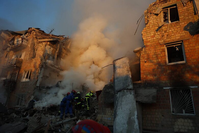 Атака Росії на Київ 28 серпня: загиблі та поранені, на місці працюють понад 500 рятувальників і тисяча поліцейських