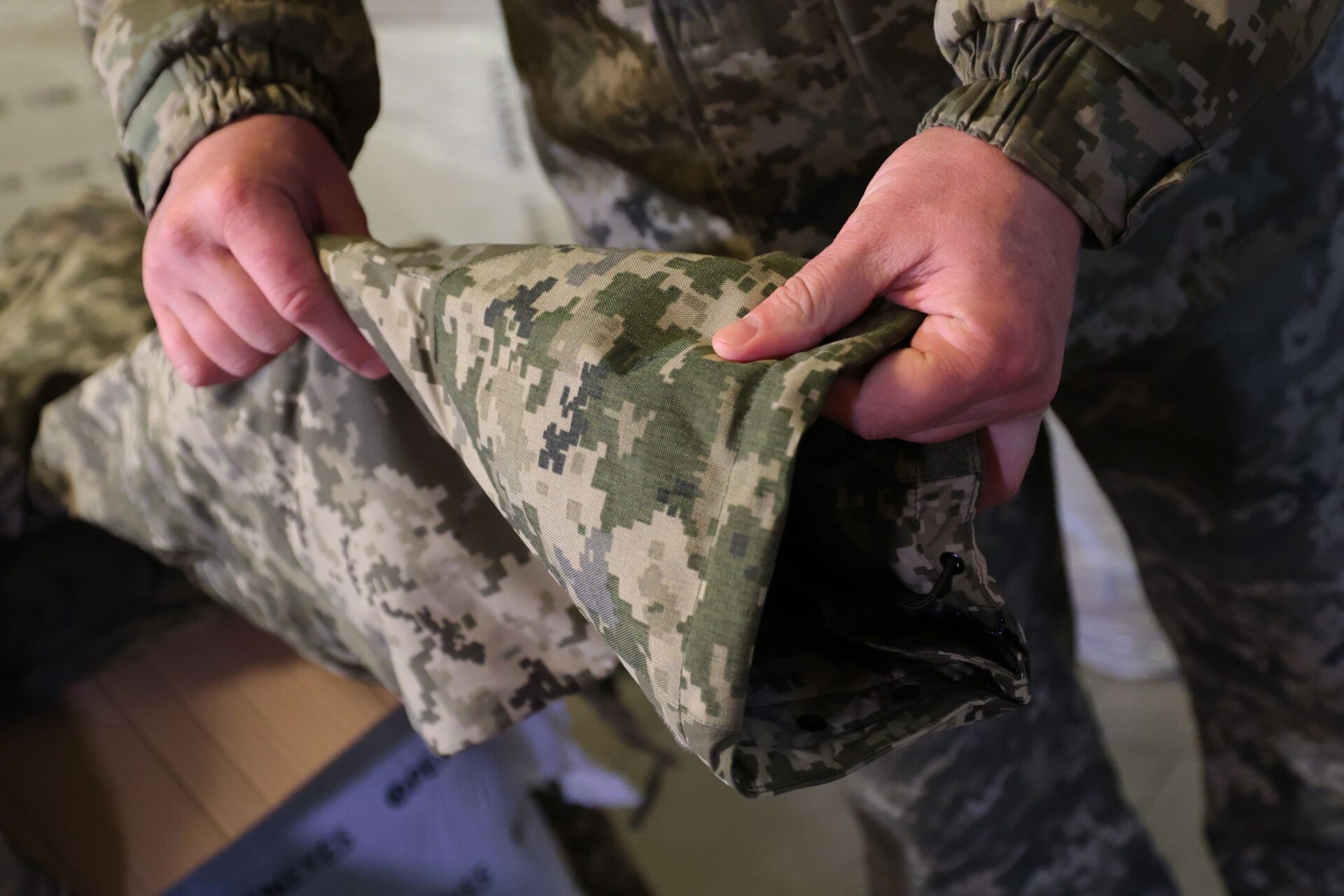 МОУ в пятый раз повышает цену на зимние штаны для войска: контракт на почти 100 миллионов снова под угрозой