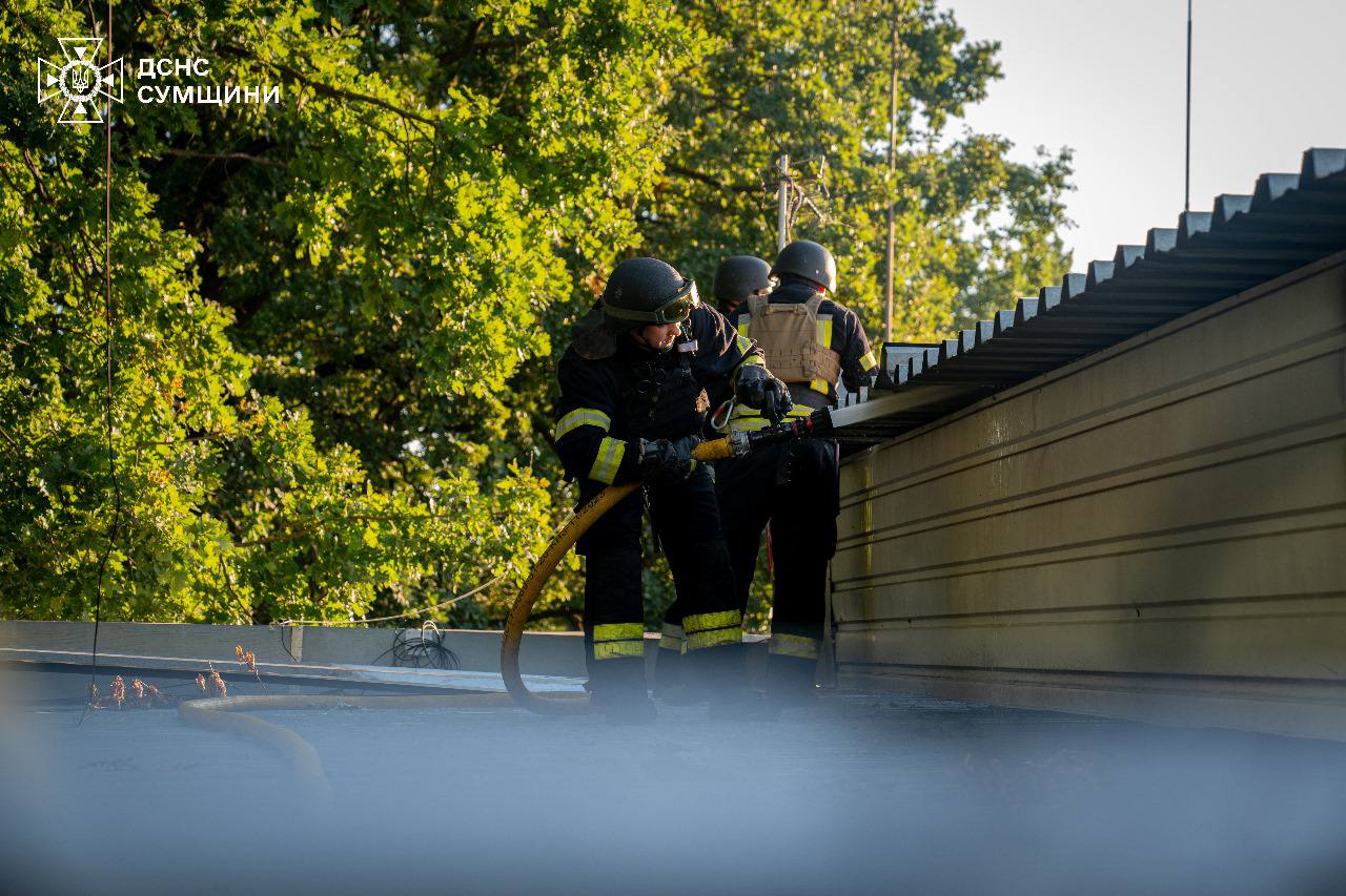 Росія вдарила по АЗС у Сумах: є поранений, знищено авто та будівлю