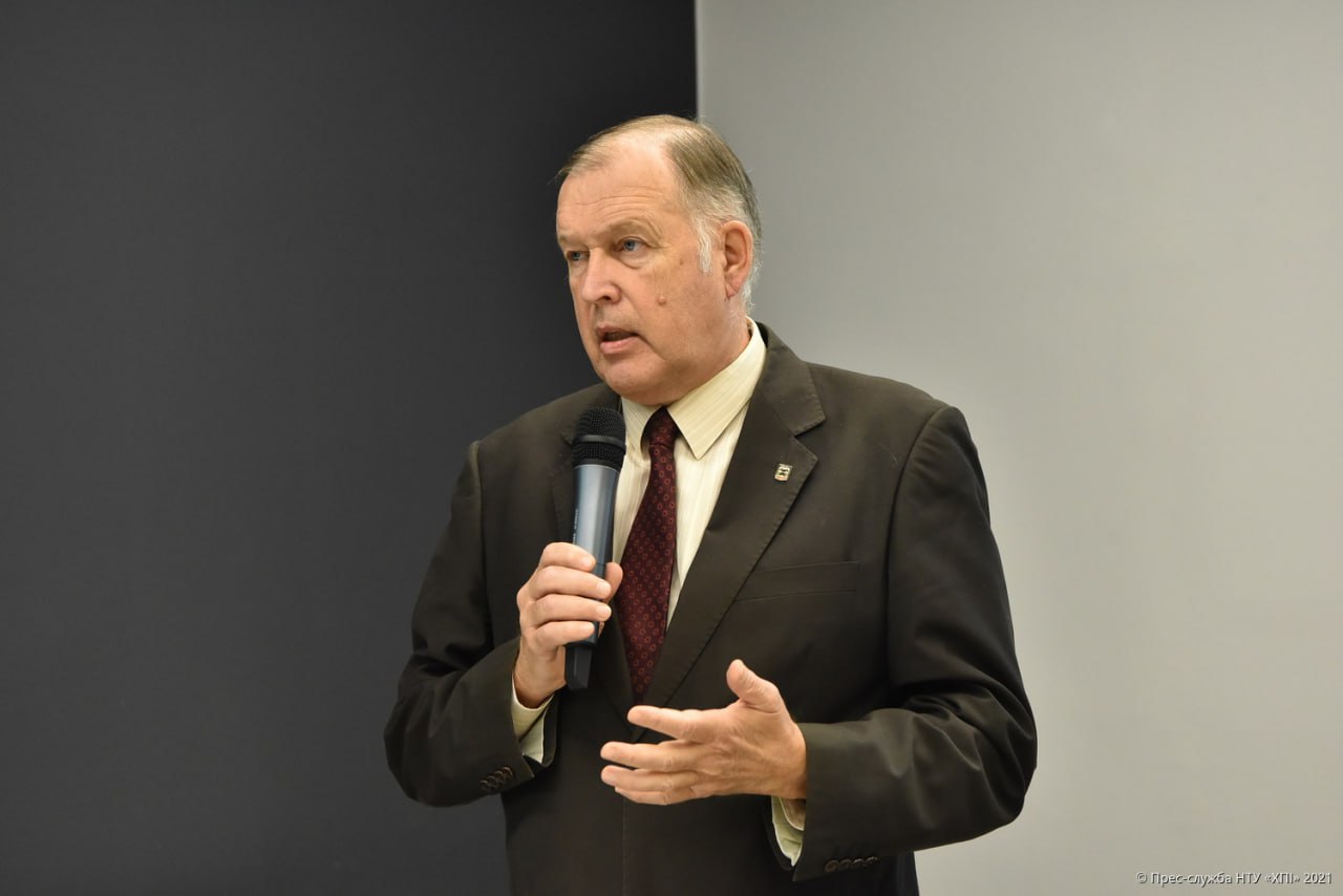 Ректор ХПІ Євген Сокол задекларував 130 тисяч доларів і отримав від сина 500 тисяч гривень