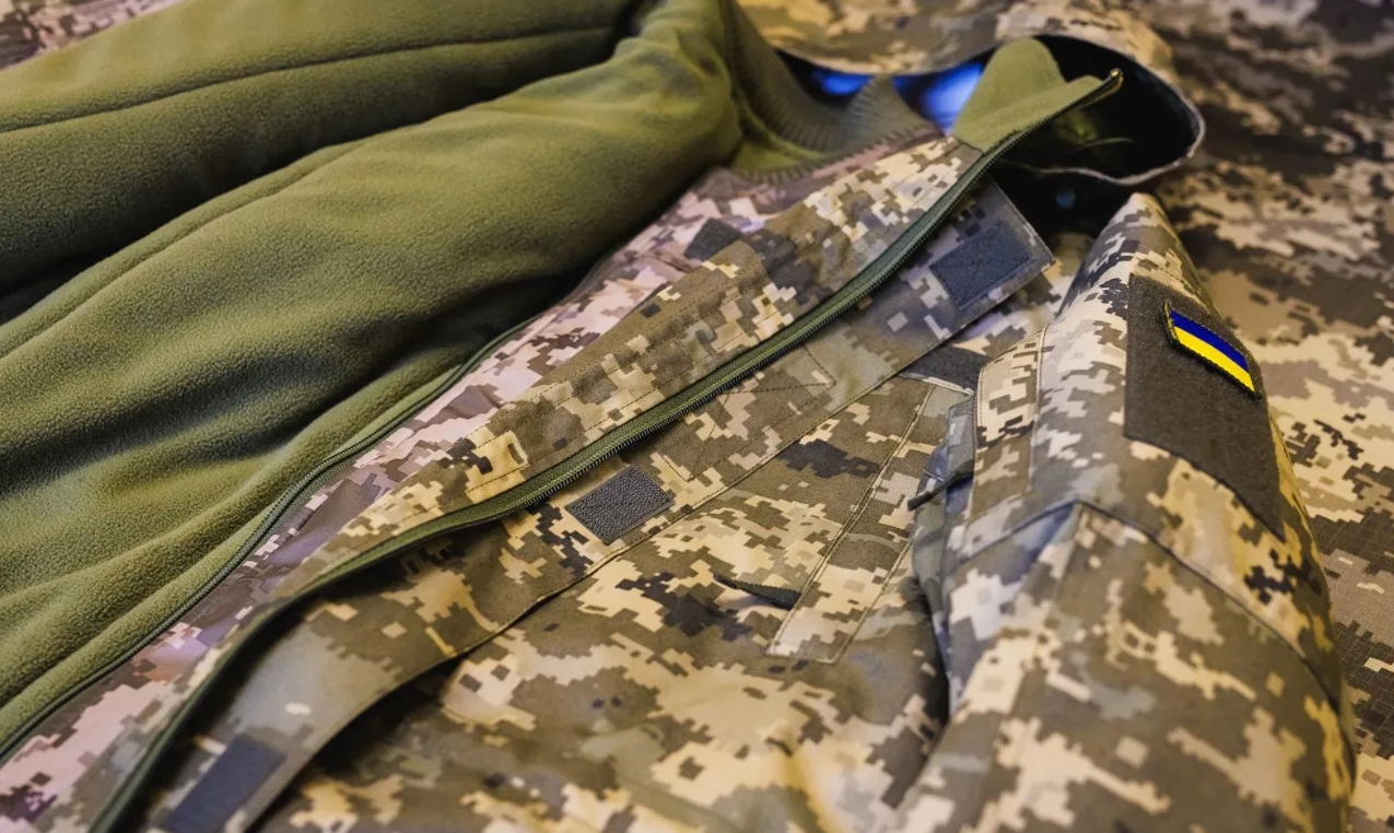 МОУ закуповує 100 тисяч зимових курток на 307 млн грн: хто отримав контракти та як змінилась ціна